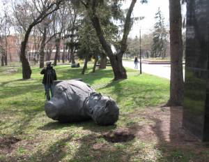 У Чернігові знесли ще два пам’ятники більшовикам. Фотофакт