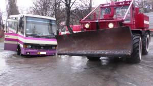 У Чернігові автобус провалився у яму. Фотофакт
