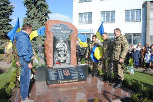 Відкриття пам’ятника воїнам-землякам у Козельці. Фото