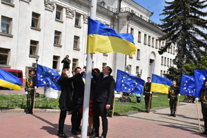 У Чернігові урочисто підняли прапори України та ЄС