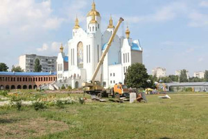 У Чернігові демонтували радянську стелу біля храму Всіх Святих. Фото