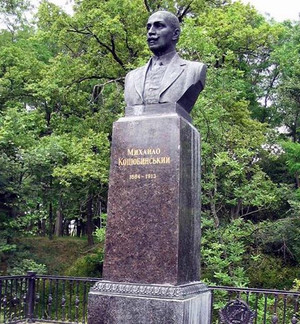 Вкрадені погруддя пам'ятників Коцюбинському та Пушкіну знову на своїх місцях