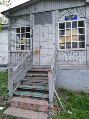 Знову вандали… Розбиті вікна на ґаночку старовинного будинку Спановського
