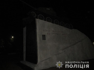 Поліція розслідує спробу підпалу пам’ятника у Чернігові