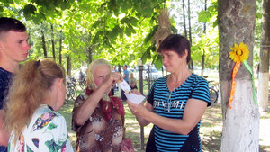 На Менщині на фестивалі «Медовуха фест» куштували мед і вигравали порося
