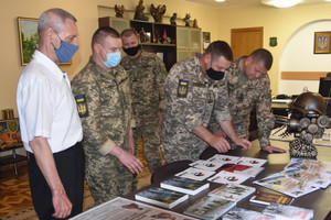 Чернігів: військові отримали книжкову продукцію від Інституту національної пам’яті