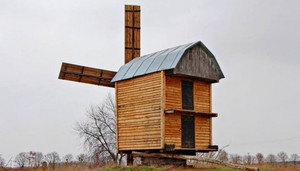 У селі на Чернігівщині сторічну хату біля вітряка перетворять на музей