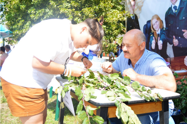 На День міста в Корюківці гості зі Сновська вчили щепити дерева й частували смачними пирогами