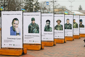 На Алеї Героїв в Чернігові оновили експозицію фотовиставки загиблих