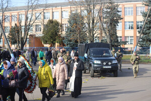 Срібнянська громада на колінах, зі скорботою й шаною, проводжала в останню путь свого сина