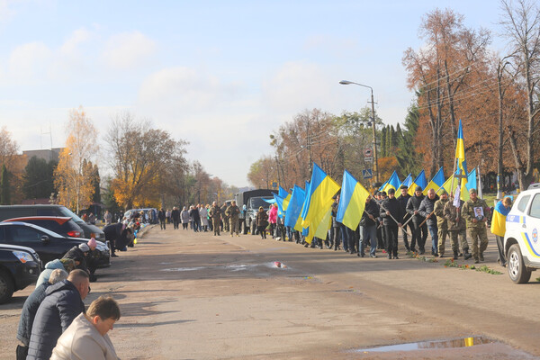 Срібнянська громада на колінах, зі скорботою й шаною, проводжала в останню путь свого сина