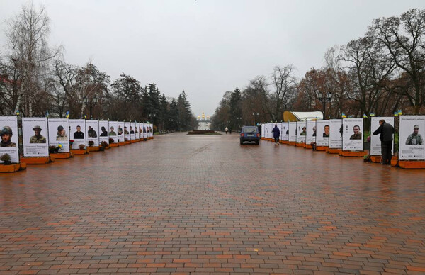 На Алеї Героїв в Чернігові оновили меморіальну експозицію зі світлинами та історіями загиблих воїнів
