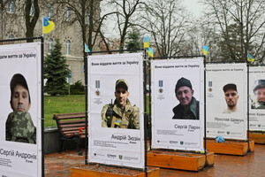 На Алеї Героїв в Чернігові оновили меморіальну експозицію зі світлинами та історіями загиблих воїнів