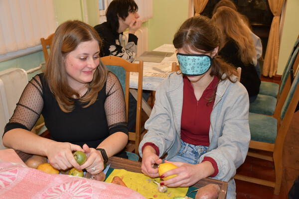 Безбар’єрність через досвід: у музеї в Ніжині вчать бачити світ без світла