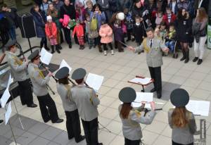 У Чернігові до Міжнародного жіночого Дня військові артисти організували музичний флеш-моб