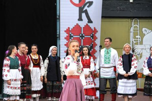 Традиційні “Чернігівські гуляння” у дворику філармонійного центру
