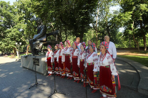 У День Конституції у Чернігові поклали квіти до пам’ятника Шевченкові