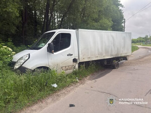 росіяни вдарили дроном по автівці, яка розвозила хліб у прикордонній Семенівці