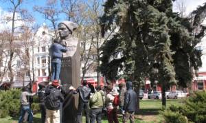 Російські ЗМІ переживають, що у Чернігові зносять пам’ятники творцям більшовицької держави