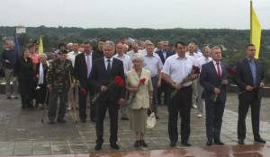 Хвилиною мовчання і квітами вшанували в Чернігові пам’ять загиблих у Другій світовій війні