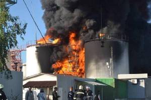 Чернігівські рятувальники допомогають ліквідовувати складну пожежу на нафтобазі