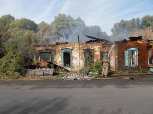 У Борзнянському районі автомобіль в'їхав у будинок і загорівся