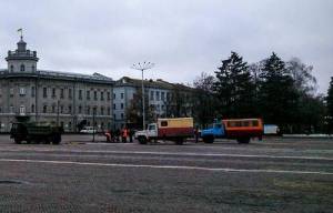 У Чернігові на Красній площі почали встановлювати новорічну ялинку