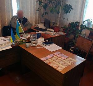 На Чернігівщині з хабаром у 2 тисячі гривень затримано голову сільради. Фотофакт