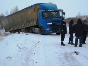 На автодорозі Чернігів-Любеч у сніговий замет потрапив вантажний автомобіль