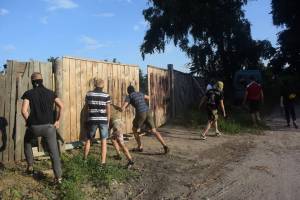 Громадськість знесла паркан біля скандальної забудови в Чернігові