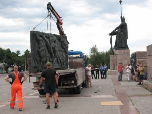Чернігівська міськрада запрошує громадськість до обговорення подальшої долі демонтованих барельєфів