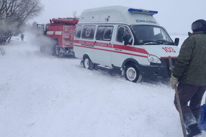 На Ріпкинщині із снігової кучугури витягали автомобіль швидкої допомоги. Фото