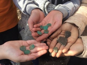 Чернігівські школярі знайшли вражаючий скарб старовинних монет