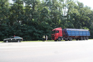 У Козелецькому районі виявлено вантажівку з львівським сміттям.