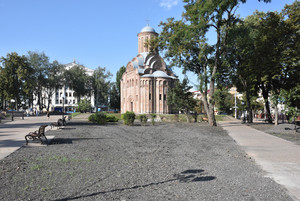 Сквер Богдана Хмельницького скоро зазеленіє новою травичкою