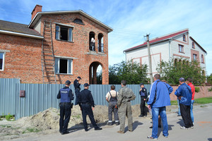 Мешканець «мажорного» району Чернігова закидав газовиків цеглинами