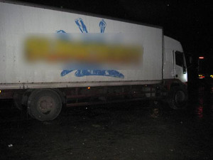 На трасі Київ – Чернігів четверо в масках обстріляли вантажівку