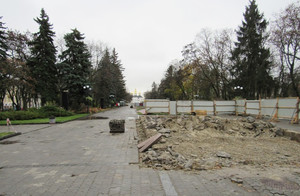 Завершується демонтаж фонтанів на центральній алеї міста Чернігова