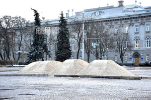 На центральній площі Чернігова почали влаштування міської ковзанки