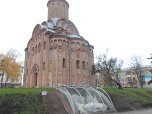 У сквері Богдана Хмельницького рештки старовинного муру накриють прозорим куполом