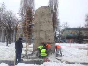 Розпочалися підготовчі роботи щодо демонтажу постаменту Леніну