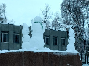У Новгород-Сіверському замість Леніна встановили сніговика