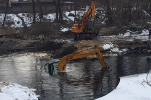 Екскаватор, який потонув у річці Стрижень у Чернігові, витягнули
