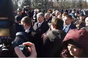 У Чернігові Петро Порошенко пройшов крізь натовп 