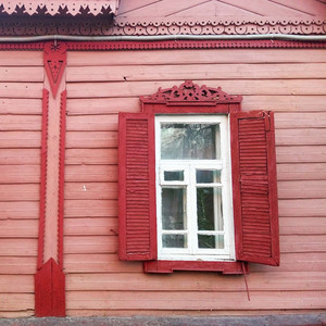 Рожево-червоний красень на вулиці Кирпоноса у Чернігові