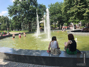 Діти купаються у чернігівському фонтані
