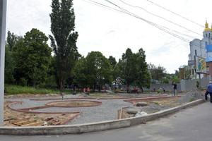 У Чернігові на вулиці Рокоссовського будується новий міні-сквер