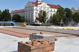 Боротьба за історичний клінкер на головній площі Чернігова продовжується
