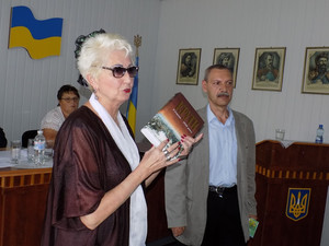 Варвинській селищній громаді подарували книгу народного артиста України Ярослава Гаврилюка про Крути