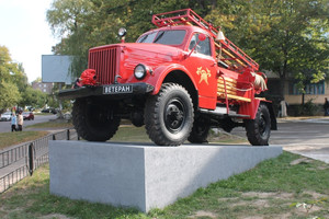 У Чернігові відкрили пам’ятний знак на честь однієї з найстаріших пожежних автоцистерн